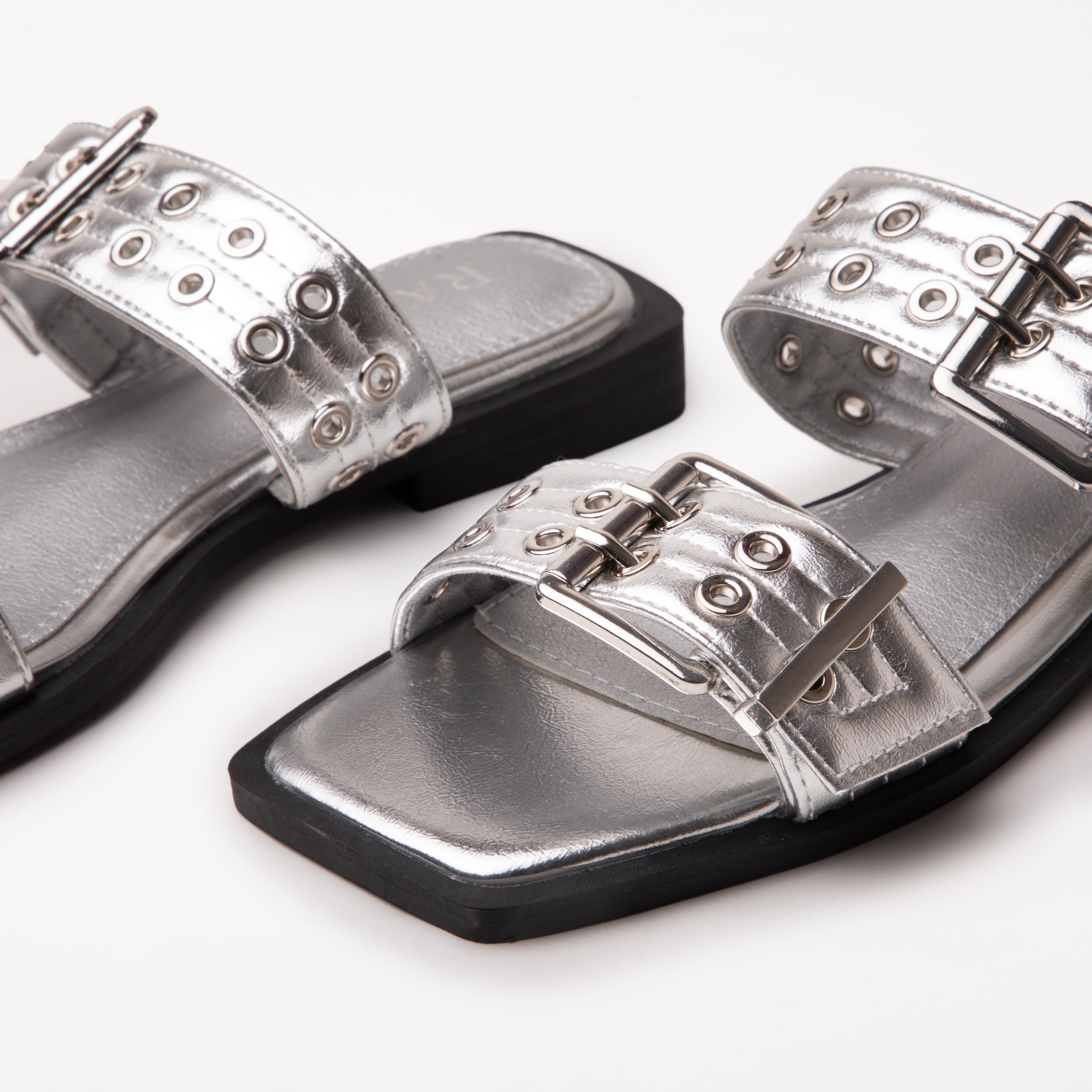 RAID Rolly Flat Sandals in Silver