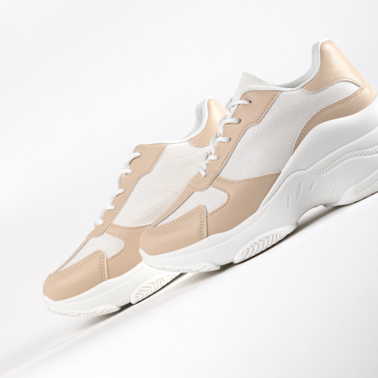 RAID Champ Chunky Trainers in Nude/White